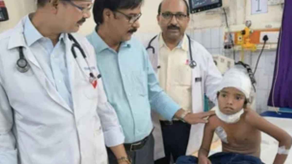 गले के आर-पार हो गई लोहे की रॉड! मौत के मुंह से खींच लाए गोरखपुर के डॉक्टर, हुआ ‘चमत्कार’ Gorakhpur District Hospital
