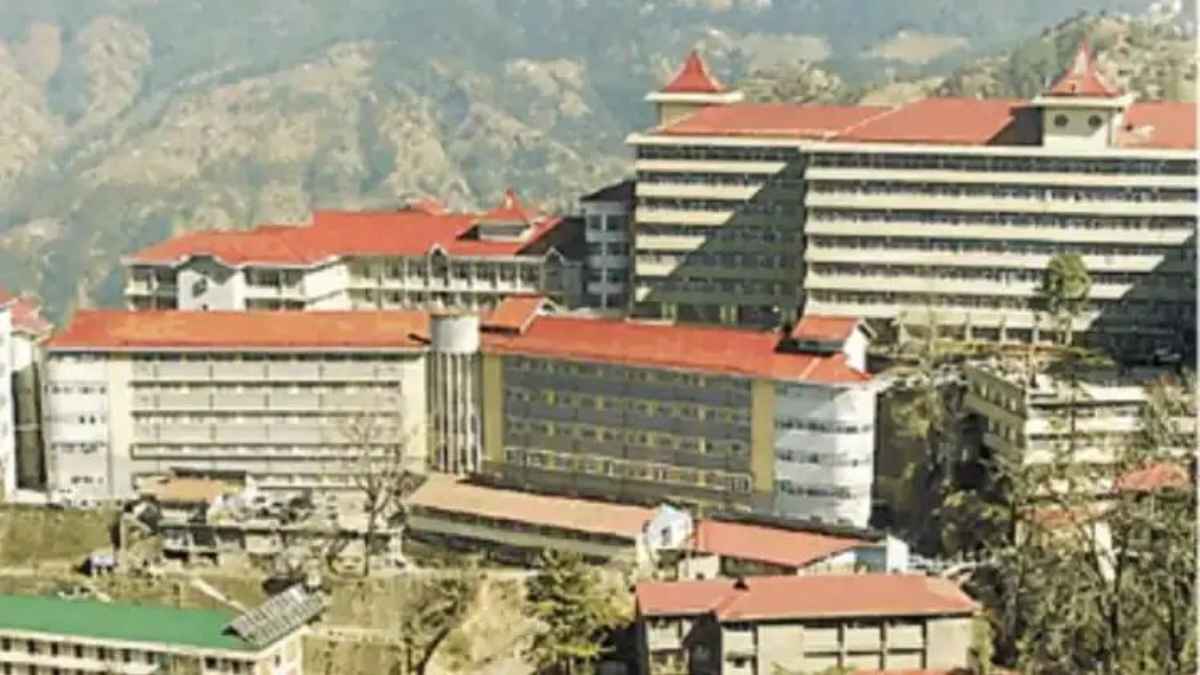 IGMC शिमला में शर्मसार हुई गरिमा: फटे पर्दे के पीछे महिला मरीजों का इलाज, निजता की उड़ीं धज्जियां! IGMCShimla