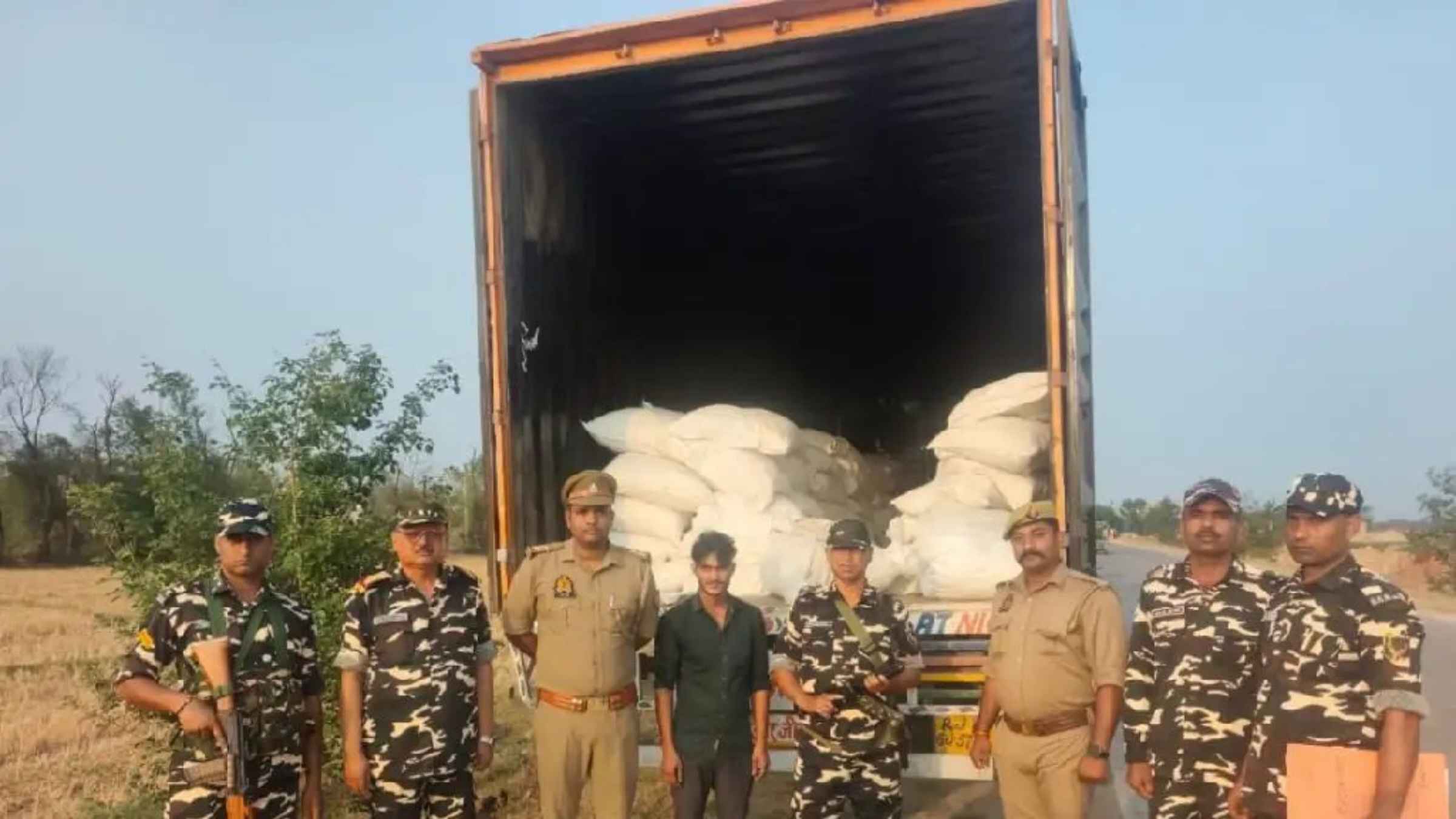 नेपाल से तस्करी कर लाया जा रहा 25 क्विंटल विदेशी अखरोट जब्त, ट्रक में बने गुप्त केबिन का खुला राज, हरियाणा का ड्राइवर गिरफ्तार Indo Nepal Border Smuggling News