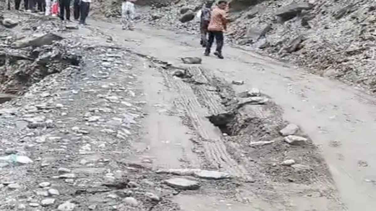 मौत को छूकर निकला चंबा-भरमौर हाईवे! रावी नदी में समाने लगी मुख्य सड़क, मची भारी चीख-पुकार Road caved in on Chamba-Bharmaur National Highway