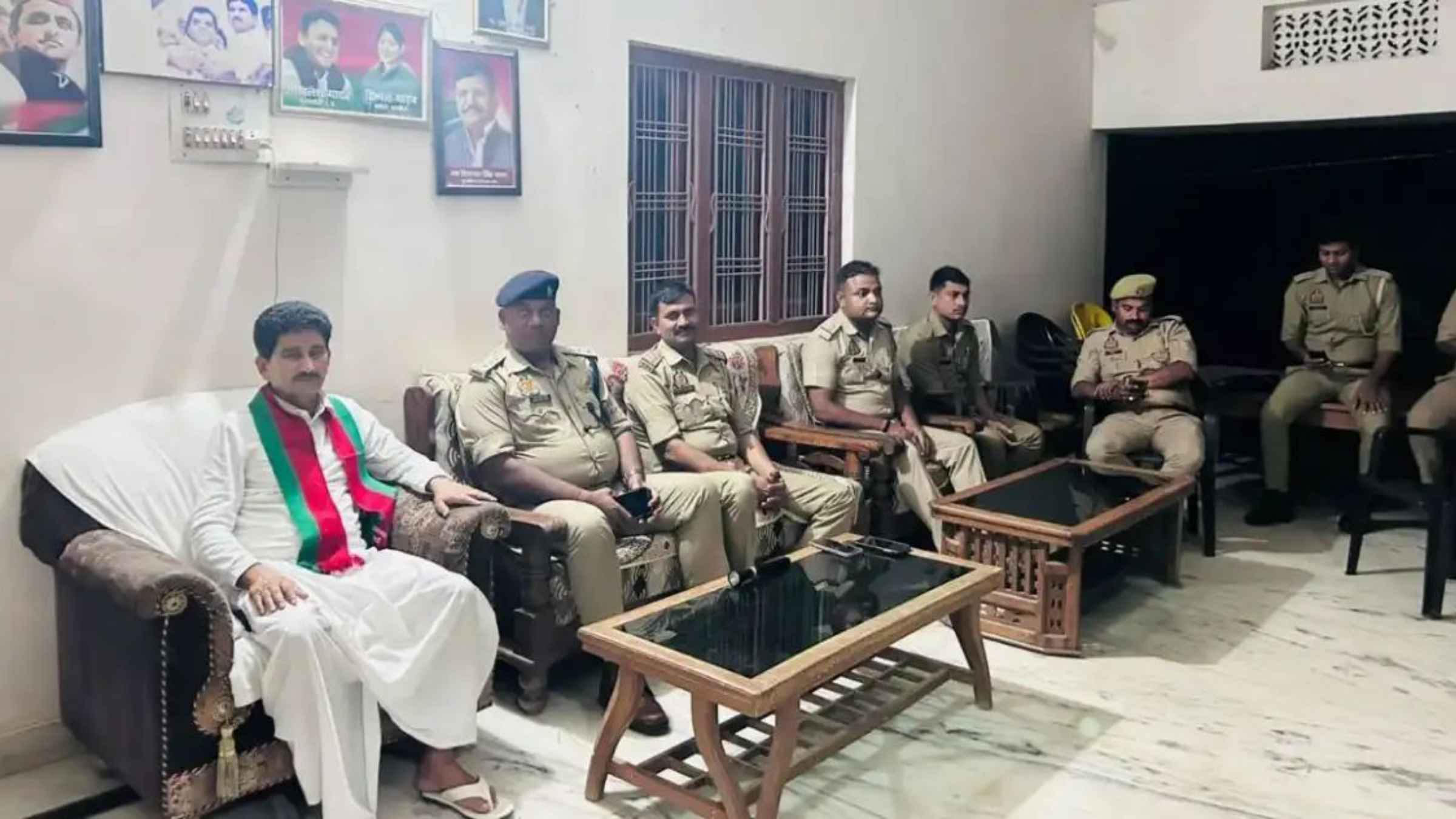 आधी रात सपा नेताओं के घर पहुंची पुलिस, बरहज आंदोलन से पहले प्रशासन का बड़ा एक्शन Samajwadi Party news