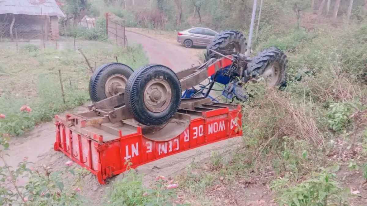 कांगड़ा में मौत को मात: ट्रैक्टर के नीचे दबे चालक की बची जान, जानें कैसे हुआ यह भयानक हादसा The tractor overturned uncontrollably