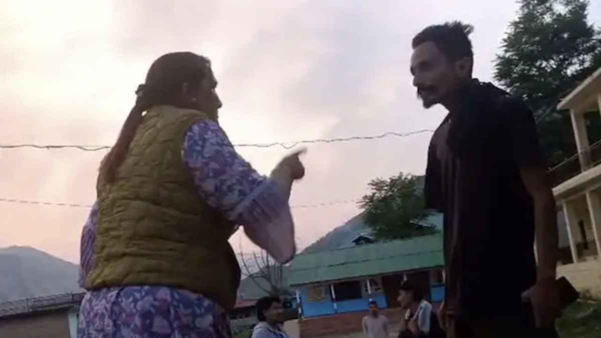 कुल्लू: क्रिकेट खेलने पर भड़की महिला प्रिंसिपल, ‘शट अप’ बोलकर युवकों को स्कूल मैदान से निकाला Bullying by the female principal