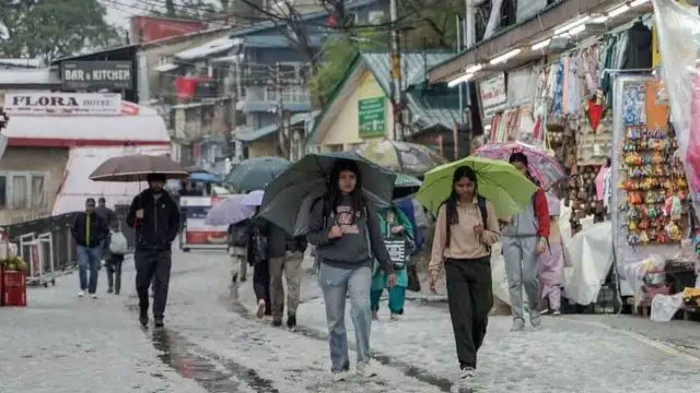 हिमाचल में कुदरत का डबल अटैक: 50KM की रफ्तार से चलेंगी हवाएं और कड़कड़ाएगी बिजली, जानें कब मिलेगी राहत Himachal Weather Weather Update