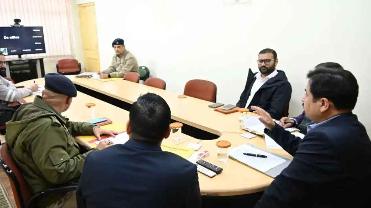 शिमला में नशे के सौदागरों पर ‘सर्जिकल स्ट्राइक’: पटवारी खंगालेंगे तस्करों की कुंडली, अवैध संपत्तियों पर चलेगा प्रशासन का डंडा Meeting in Shimla