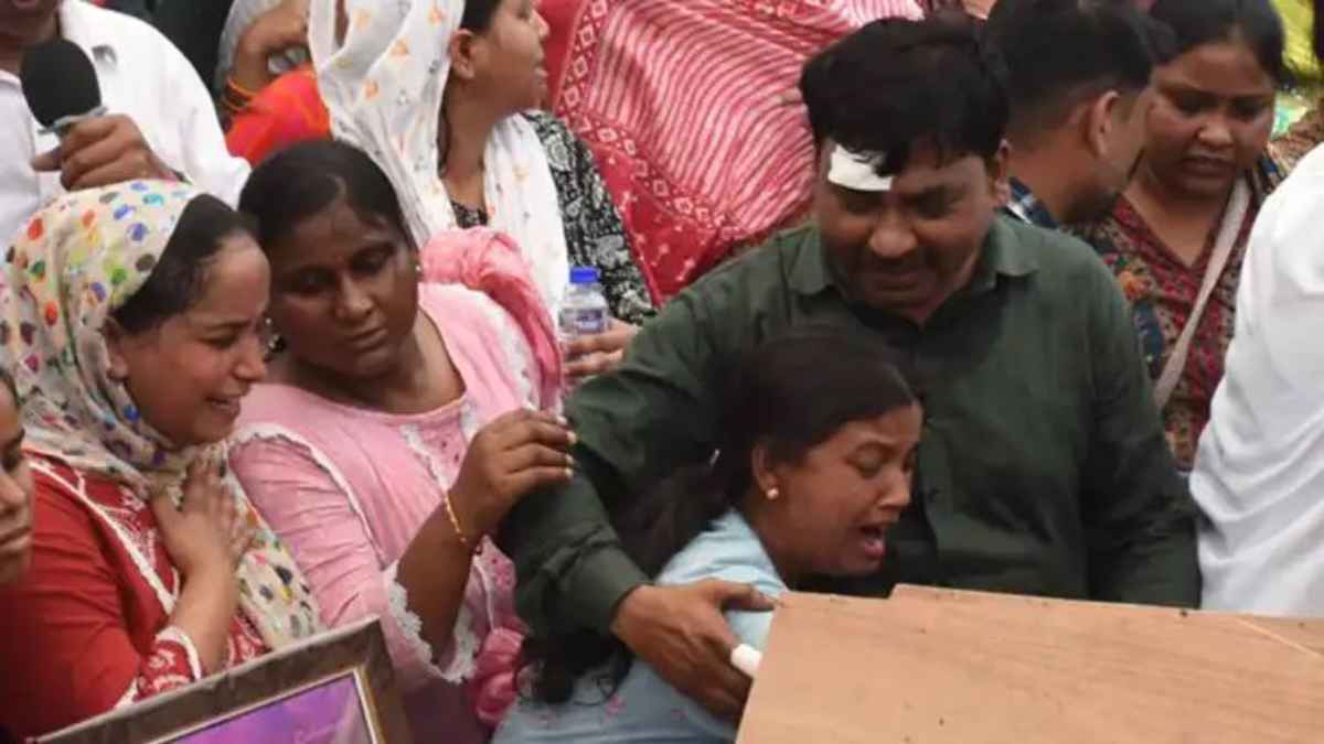 जबलपुर क्रूज हादसा: मौत भी नहीं जुदा कर सकी ममता की डोर, दिल्ली में एक ही कब्र में दफनाए गए मां और मासूम बेटा MothersLove