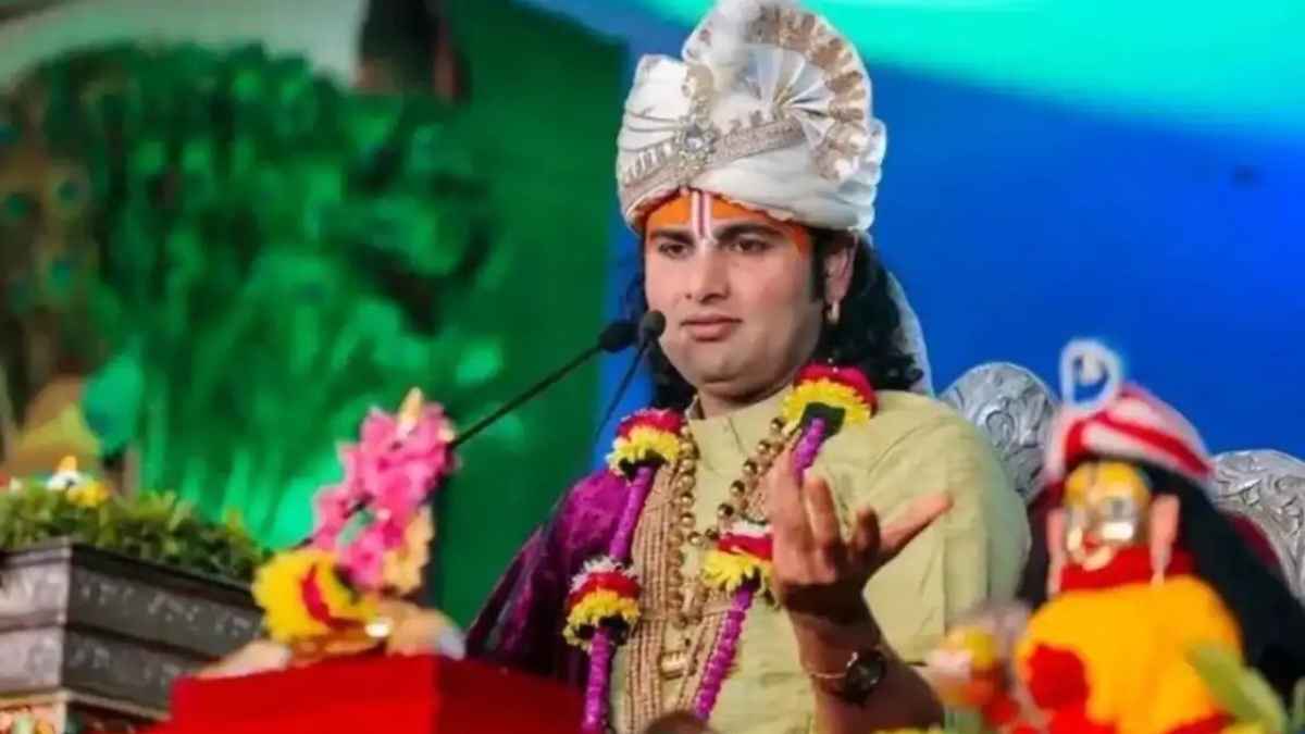 कथावाचक अनिरुद्धाचार्य के मंच पर रो पड़ी नाबालिग! कैमरे के सामने खोला खौफनाक राज तो कांप उठी पुलिस Narrator Swami Aniruddhacharya