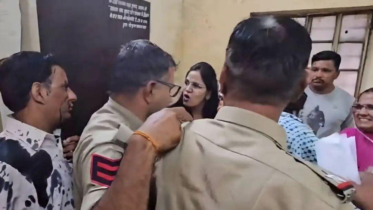 दिल्ली सीएम पर अभद्र टिप्पणी से राजस्थान में भड़का बवाल: थाने के अंदर कांग्रेस नेता पर फेंकी स्याही, पुलिस ने किया गिरफ्तार Piyush Surana