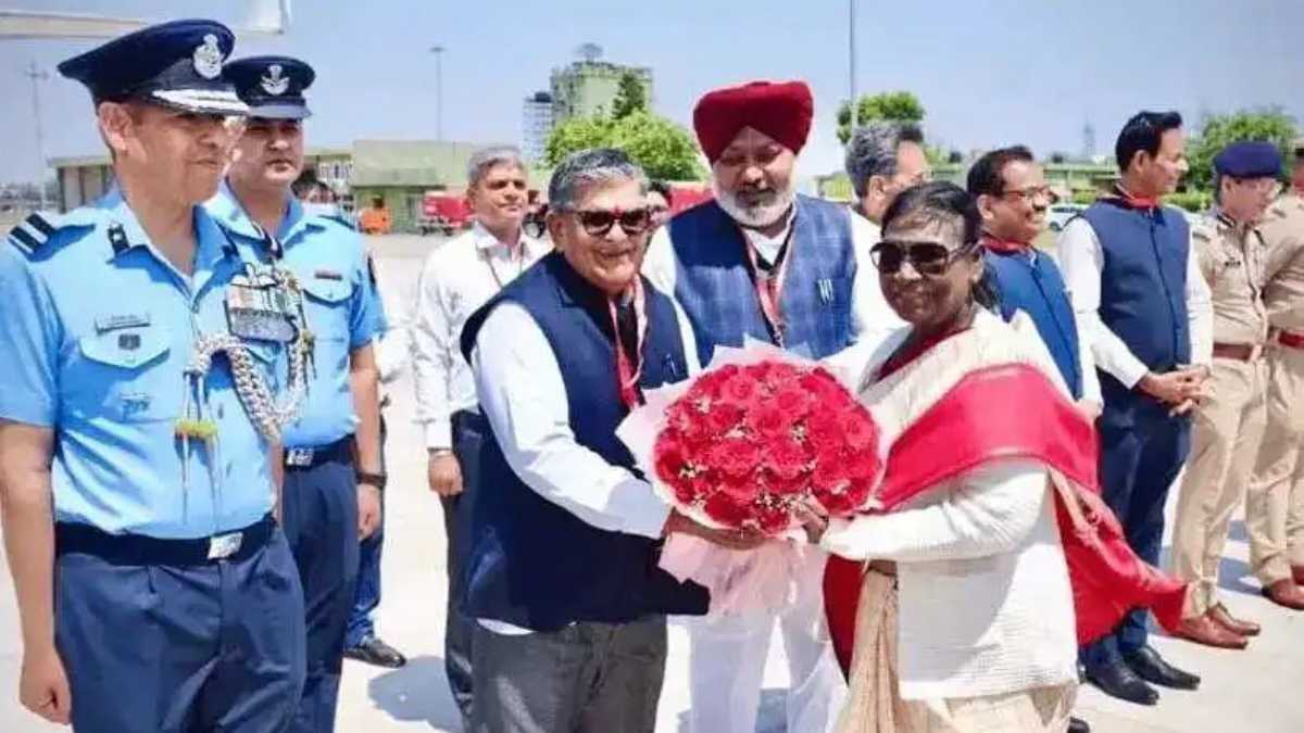 चंडीगढ़ एयरपोर्ट पर अचानक क्यों रुका राष्ट्रपति द्रौपदी मुर्मू का काफिला? प्रशासक के साथ हुई इस गुप्त चर्चा ने मचाई हलचल President Murmu at Chandigarh