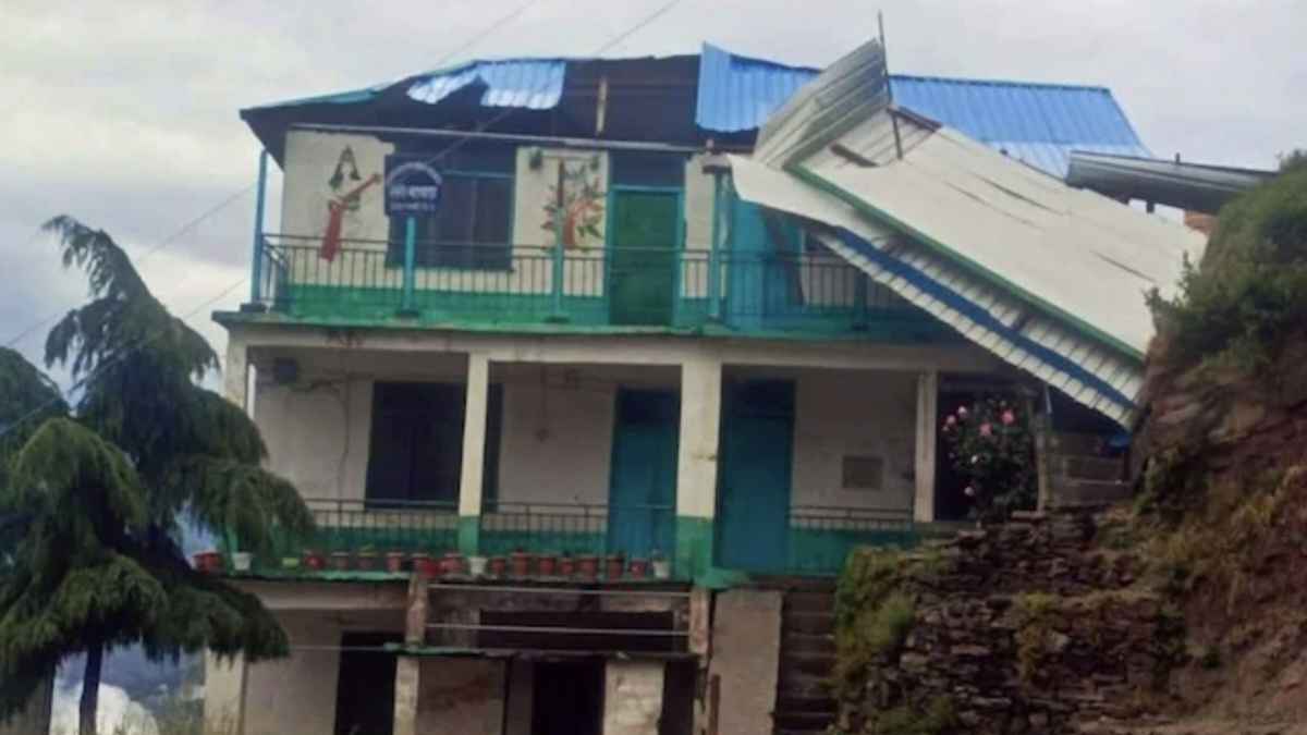 हिमाचल में कुदरत का तांडव: आधी रात को आसमान से बरसी आफत, 60kmph की रफ्तार से चली हवाओं ने मचाई भारी तबाही Storm wreaks havoc in Himachal