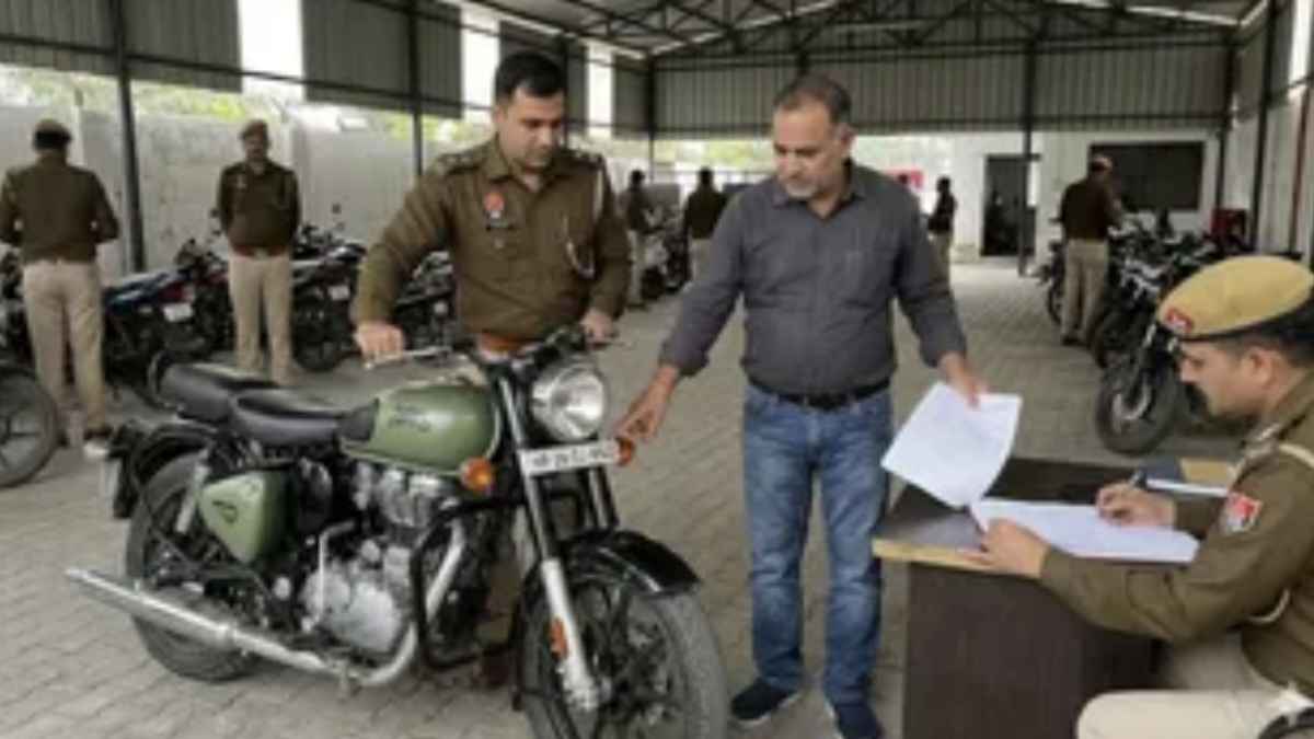 फरीदाबाद में फर्जी नंबर प्लेट का बड़ा भंडाफोड़! पुलिस के हत्थे चढ़ा शातिर ड्राइवर, एक साथ काटे 6 भारी-भरकम चालान The youth used to break traffic rules by using fake number plates.
