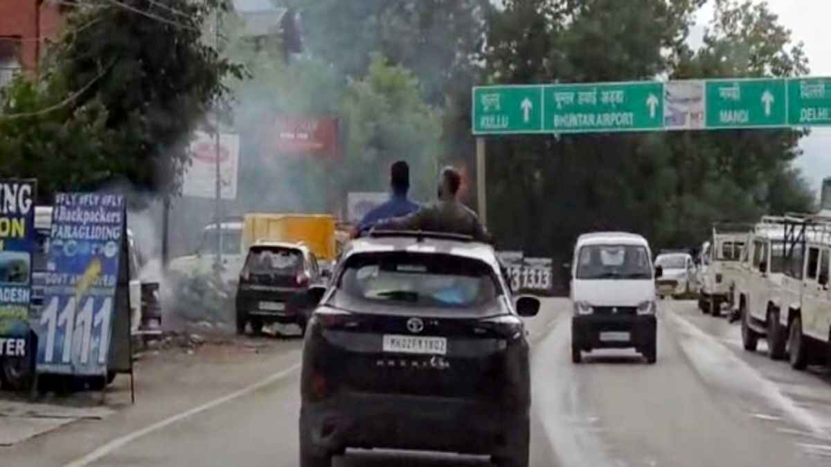 मनाली में महाराष्ट्र के टूरिस्टों को सनरूफ से बाहर निकलना पड़ा भारी! पुलिस ने काटा 2500 रूपये का ऑनलाइन चालान Traffic Rules Violations