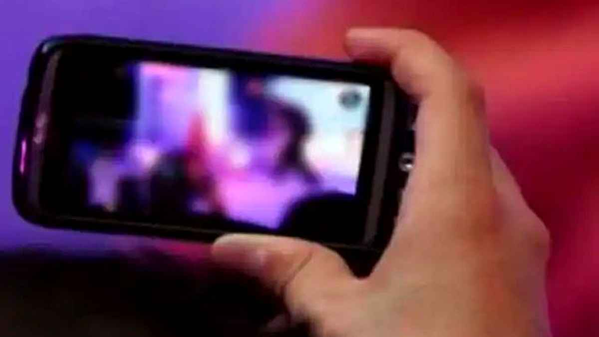 अहमदाबाद में बुजुर्ग व्यवसायी हनीट्रैप का शिकार, ठगों ने ऐंठे 8.88 लाख रुपये Viral Video