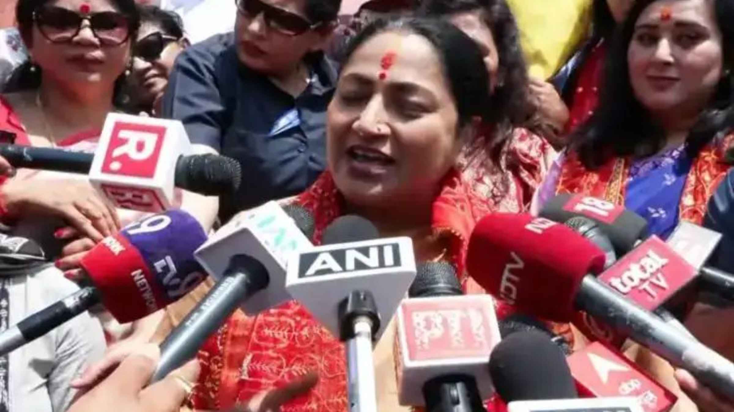 बंगाल में ‘खेला’ खत्म: CM रेखा गुप्ता ने काली मंदिर में टेका माथा, विपक्ष को दिया महिला शक्ति का कड़ा संदेश! bjp west bengal win narendra modi