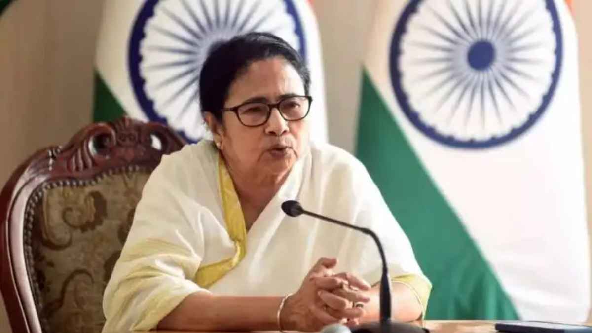 पश्चिम बंगाल में सत्ता बदलते ही फूटा अधिकारियों का गुस्सा, पूर्व IAS देबाशीष सेन ने बयां किया अपना दर्द mamta banarji